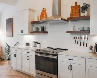 Luxury & Location-Secret Door to A Large Speakeasy - Mendon - Cuisine