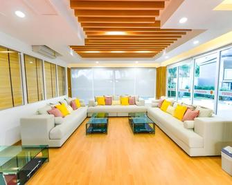 Gt Residence Hotel - Buri Ram - Sala de estar