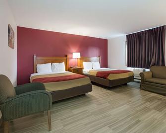 Econo Lodge Inn & Suites - Escanaba - Schlafzimmer