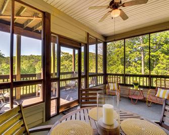 Kingwood Resort Condo with Golf Course Views! - Clayton - Balcony