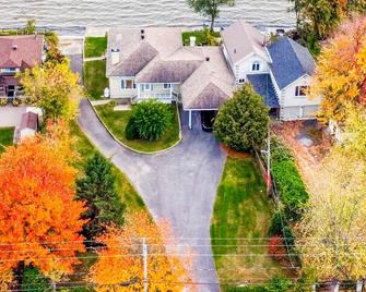 Modern Lake Champlain Villa with Spa - Venise-en-Québec - Edificio