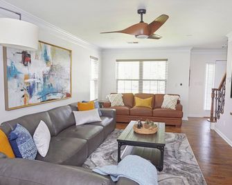 Home Away From Home! Johns Creek, 4BD, Sleeps 8, Chef's Kitchen, Office, Garage! - Alpharetta - Living room