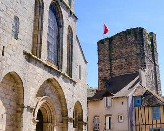 Beautiful stone built farmhouse with private pool and garden. - La Roche-l'Abeille - Edificio