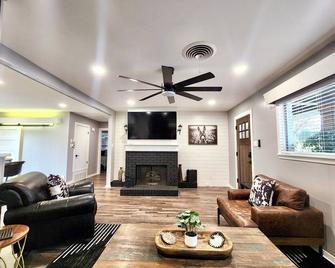 Texas Two-Step Cottage - Georgetown - Living room