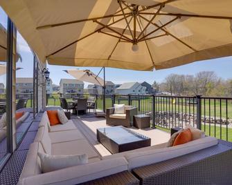 Expansive Retreat on 5 Acres in Shakopee! - Shakopee - Balcony