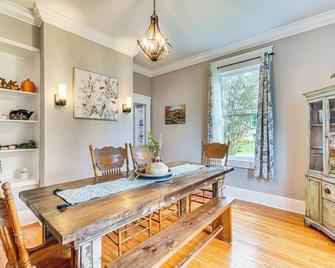 Spacious Athens Home about 1 Mi to Downtown! - Athens - Eetruimte