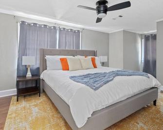 Hazel Street Bungalow, Sleeps 10 - Hot Springs - Bedroom