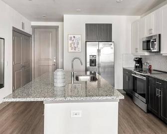 Landing at Bridge at McKinney - 1 Bedroom in Downtown Mc Kinney - McKinney - Dapur