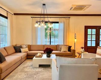 Al Junaidi Farm By Bridge Retreats - Sharjah - Living room