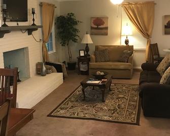 Entire house, Country Setting, Carrollton, near I-20 - Carrollton - Living room