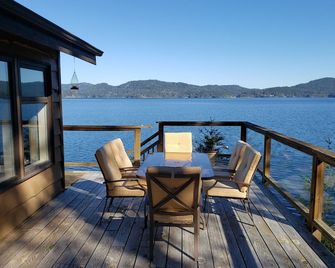 Bigwood Lodge. Ocean front, sunrise views, quiet and relaxing. - Sooke - Balcony