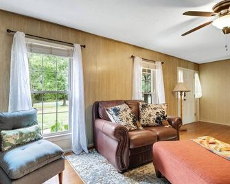 Perfect Southern Pines Getaway Near Pinehurst! - Aberdeen - Wohnzimmer