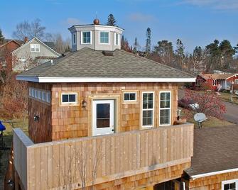 The Lighthouse. unique lodging overlooking the harbor. Sauna special! - Grand Marais - Building