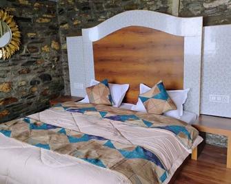 Mini resort with just 5 cottages and can accommodate max 15 members. - Chail - Bedroom
