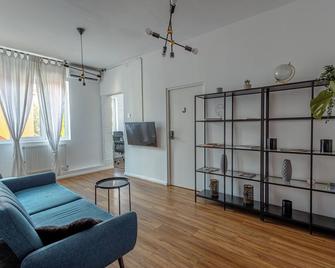 First Hostel - Bucharest - Living room