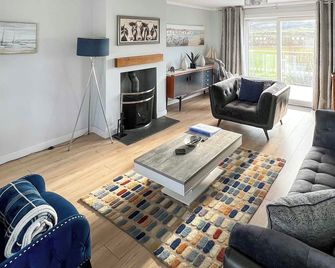 2 Bedroom Accommodation In Ballantrae, Near Girvan - Ballantrae - Sala de estar