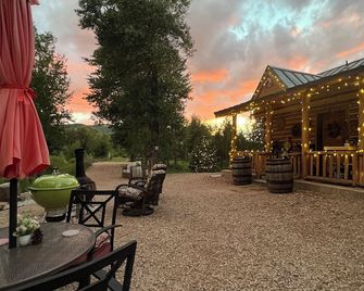 Private Riverfront Hygge Cabin - Kamas - Patio