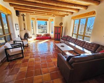 Casa Luminosa Compound Clubhouse with indoor pool, tennis court, Hot Tub - Arroyo Seco - Living room