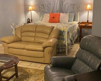 The Crossroads Inn - Johnson City - Living room