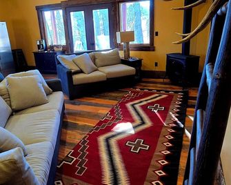 Montana Bunkhouse with unforgettable views. Bring your horses/equine facility.. - McAllister - Living room