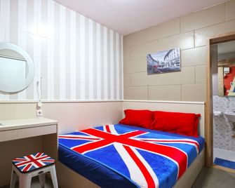 Kamariska Hostel - Perumahan Angkatan Udara - חדר שינה