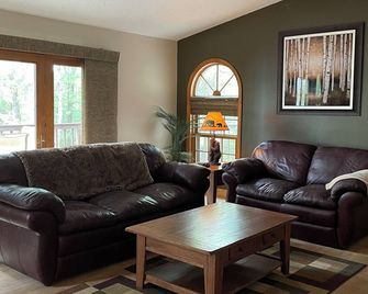 Escape to Paradise: Your dream vacation awaits in our stunning lakefront rental! - Tomahawk - Living room