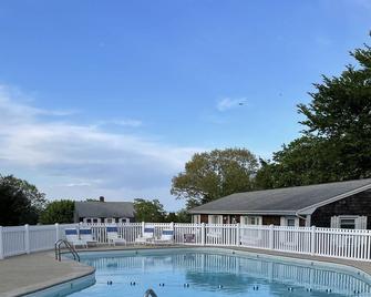 Martha’s Vineyard Condo w/ Pool minutes from Ferry - Vineyard Haven - Pool