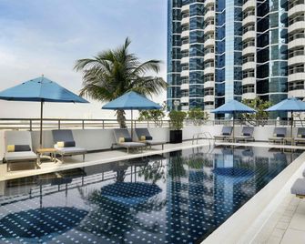 Mövenpick Hotel Jumeirah Lakes Towers - דובאי - בריכה