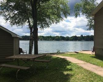 Water Front Cabin on Beautiful West Bass Lake, Swim, Fish, Hunt, Boat - Gwinn - Patio