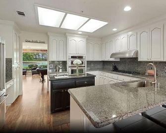 Discover the Lakeview Villa Escape - Galt - Kitchen