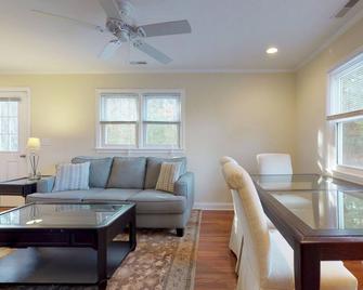 Quarterdeck at Swan Cove Manor - Cambridge - Living room