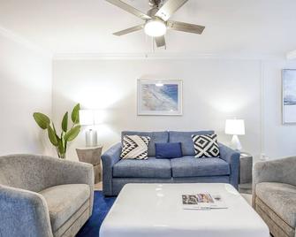 Boca Waterfront with Pool, Gym, Parking and Short Walk to the Beach - Boca Raton - Living room