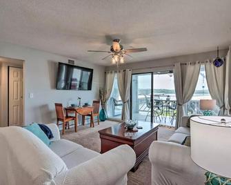 Osage Beach Condo W/ Pool Access & Lake Views - Osage Beach - Living room