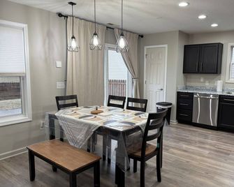 Charming Sweet Cozy 3-bedroom house with AC, WiFi in brilliant Fort Wayne - Fort Wayne - Dining room