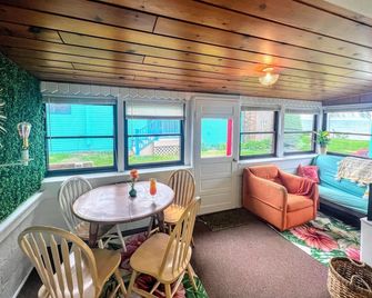 Beachfront Bungalow Retreat on Lake Huron! #2 - Port Austin - Comedor