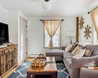 Entire Enchanting, Light-Filled 1830 Farmhouse - Waitsfield - Living room