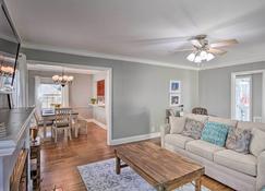 Charming Tulsa Bungalow with Furnished Deck! - Tulsa - Stue