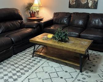 Charming 1-bedroom house in beautiful London with WiFi, AC - London - Wohnzimmer