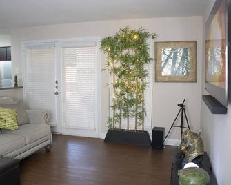 Cozy one bedroom pad 5 mins from Galleria Dallas - Addison - Living room