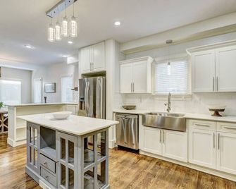 Luxury Capitol Home Sleeps 16 Office & Hot Tub - Oklahoma City - Kitchen