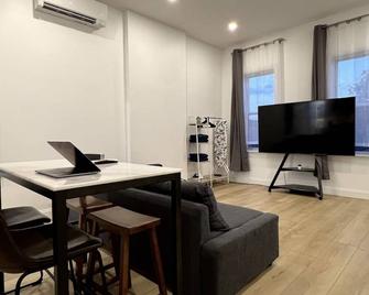 Lofty Studio Near Train Station - Queens - Restaurant