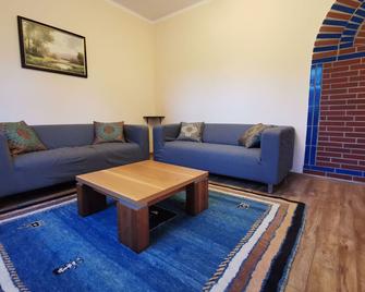 Shiraz-Home das Ferienhaus in Holzminden, 120qm Privatsphäre für ungestörte Erholung - Holzminden - Wohnzimmer