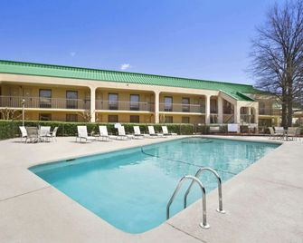 格林斯博羅/競技場附近豪生酒店 - 格林斯波羅 - 格林斯伯勒（北卡羅來納州） - 游泳池