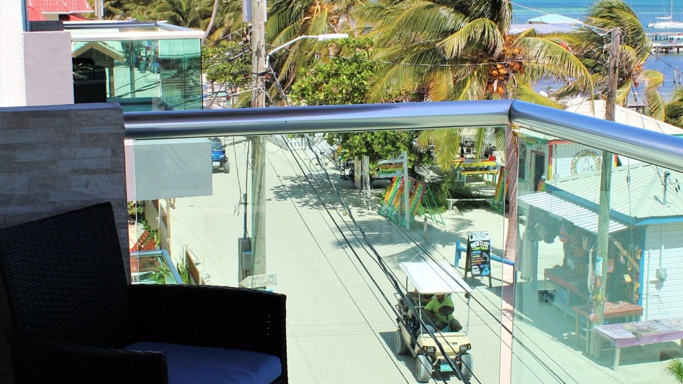 Barefoot Caye Caulker Hotel