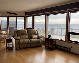 This is truely a Million Dollar View with incredible sunsets and wildlife. - Coupeville - Obývací pokoj