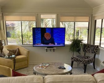 Adorable two bedroom guest house with pool - Gulf Shores - Wohnzimmer