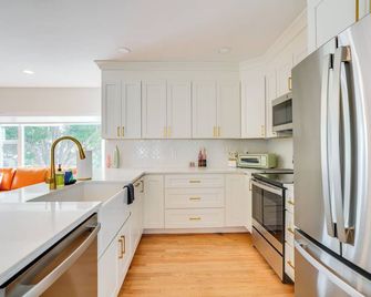 Mid-Century Lakeland Home w/ Game Room! - Lakeland - Kitchen