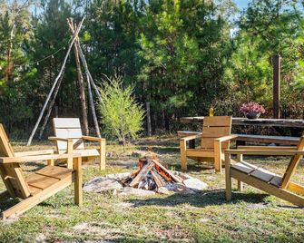 Cabin Close to Fl Caverns! Hot Tub, Wi-Fi, & Firepit - Marianna - Патіо