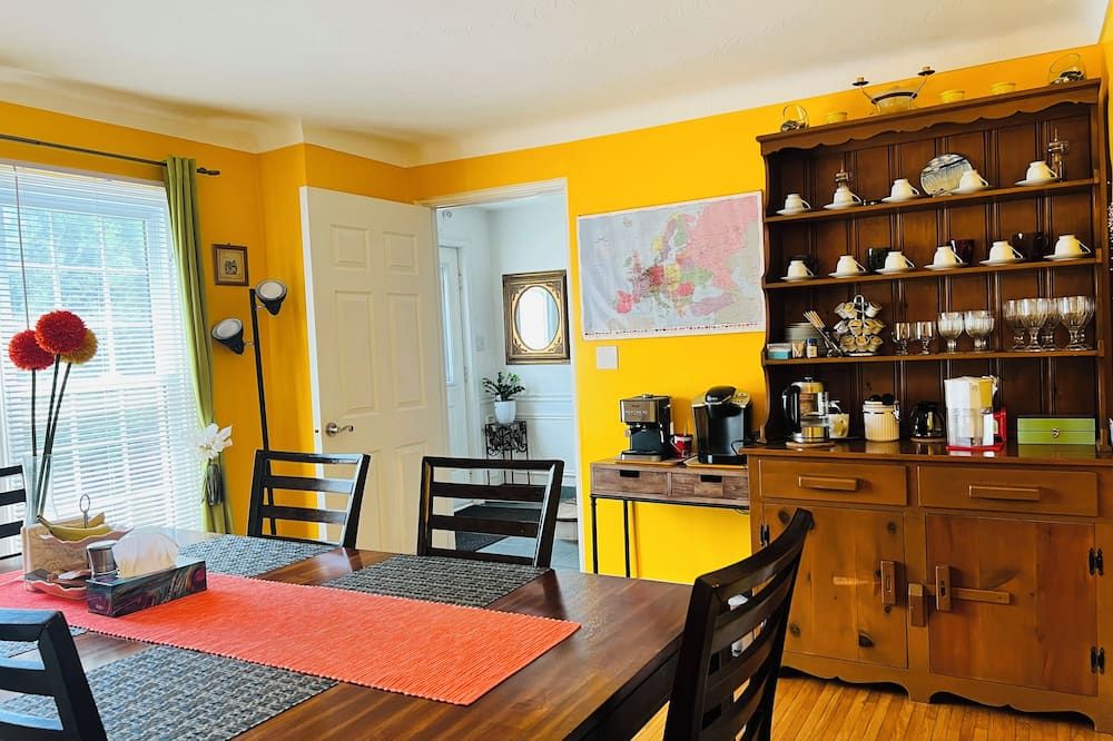 Dining room view of Cozy House B&B