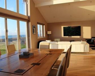 Wow I'm living on the beach. Luxury 4 bed sleeps 8 - Pagham - Dining room